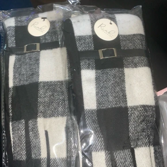 NWT- WOMEN’S BLACK AND WHITE PLAID SMART TOUCH GLOVES - Picture 5 of 5